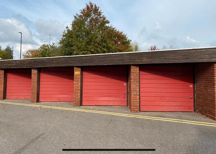 Two-Bedroom Flat Close To Uni & Shopping Center With Free Parking