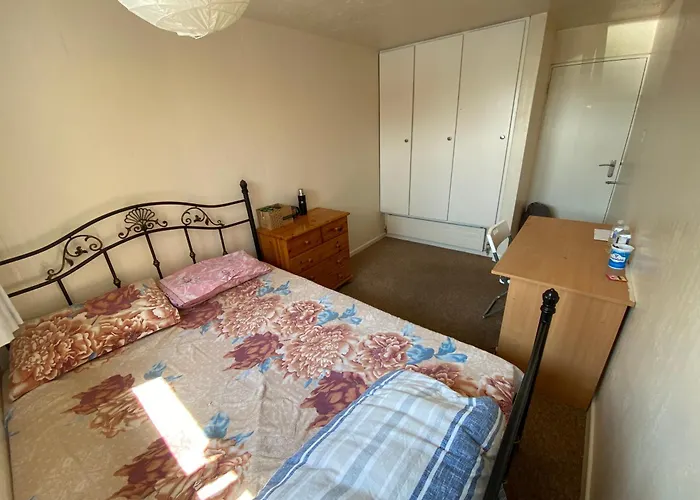 Two-Bedroom Flat Close To Uni & Shopping Center With Free Parking