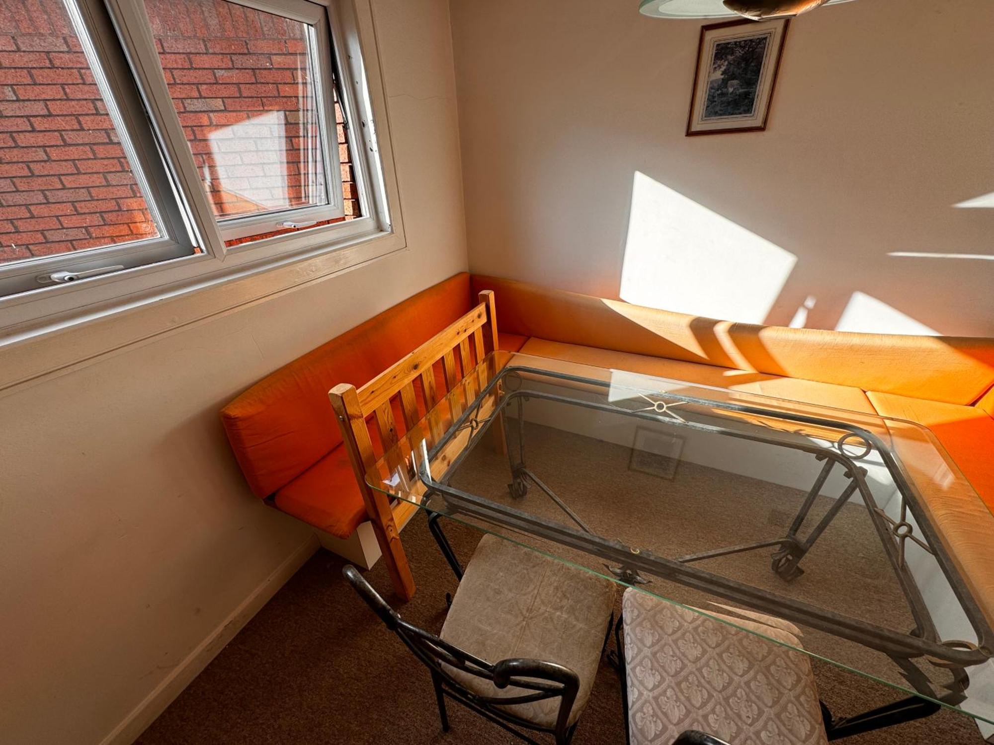 Apartment Two-bedroom Flat Close To Uni & Shopping Center With Free Parking